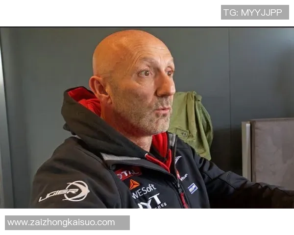 二十多年前足球球星光头造型引发热议至今仍成经典回忆